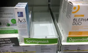 Hylla med läkemedel, bland annat för hemorrojder och ögonvård. En skylt visar "Springmask" som är ett läkemedel mot springmask.