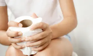 En gravid kvinna håller toalettpapper. Hon upplever besvär med diarre gravid.
