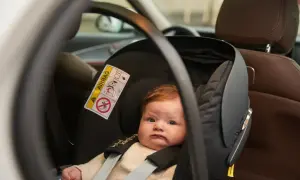 Säkerhet först för den lilla! Babyskyddet är anpassat för rätt babyskydd ålder, med tydliga instruktioner om airbags.
