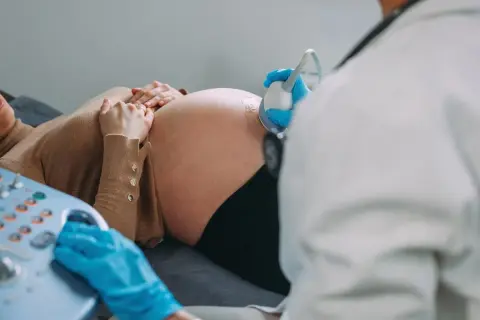 Gravid kvinna får ultraljud. Fosterdiagnostik nackdelar kan vara oro kring resultat.