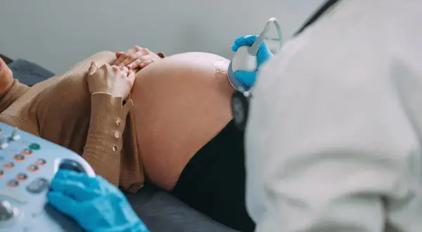 Gravid kvinna får ultraljud. Fosterdiagnostik nackdelar kan vara oro kring resultat.