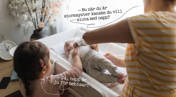 En storasyster funderar på att sluta med napp. "Ja, napp är ju för bebisar!" säger hon.