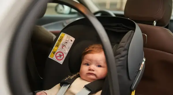 Säkerhet först för den lilla! Babyskyddet är anpassat för rätt babyskydd ålder, med tydliga instruktioner om airbags.
