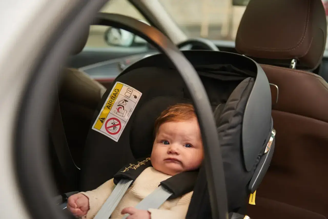 Säkerhet först för den lilla! Babyskyddet är anpassat för rätt babyskydd ålder, med tydliga instruktioner om airbags.