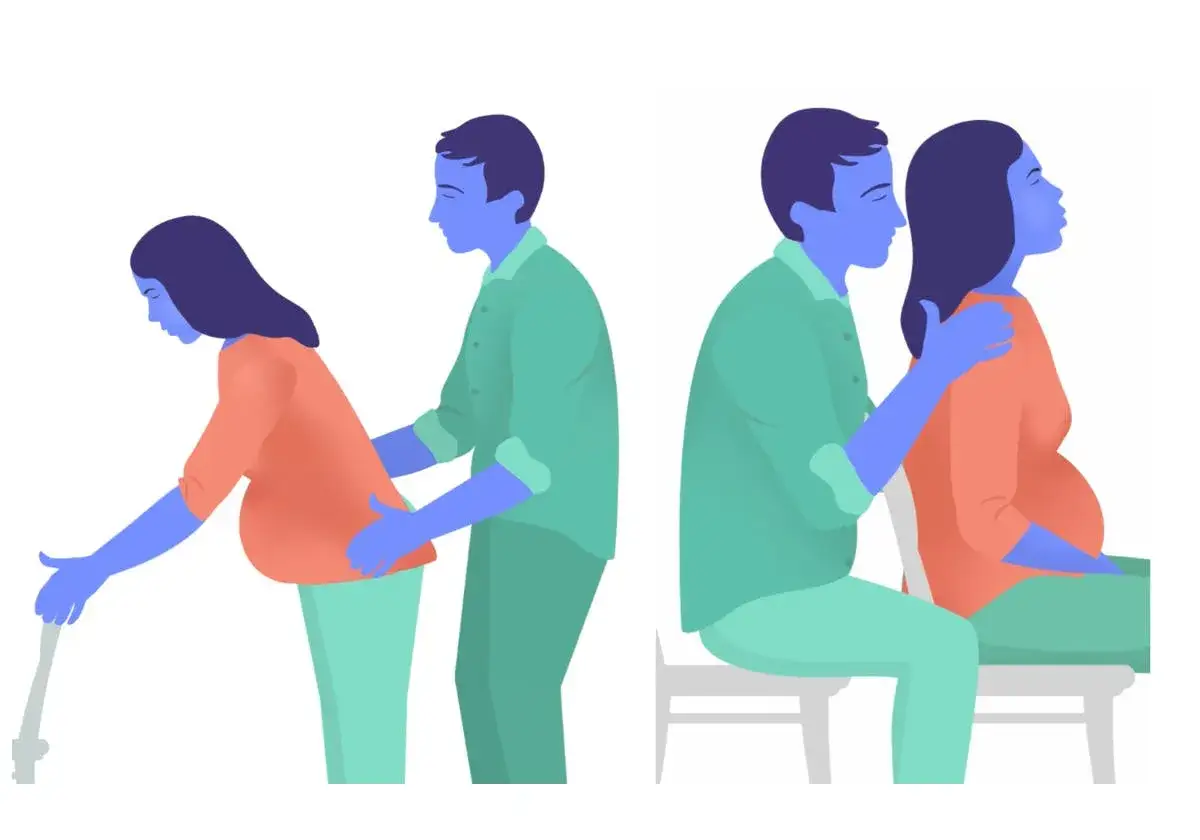 Gravid kvinna får stöd för profylax andning. En man stöttar hennes rygg när hon står, och lägger en hand på hennes axel när hon sitter.