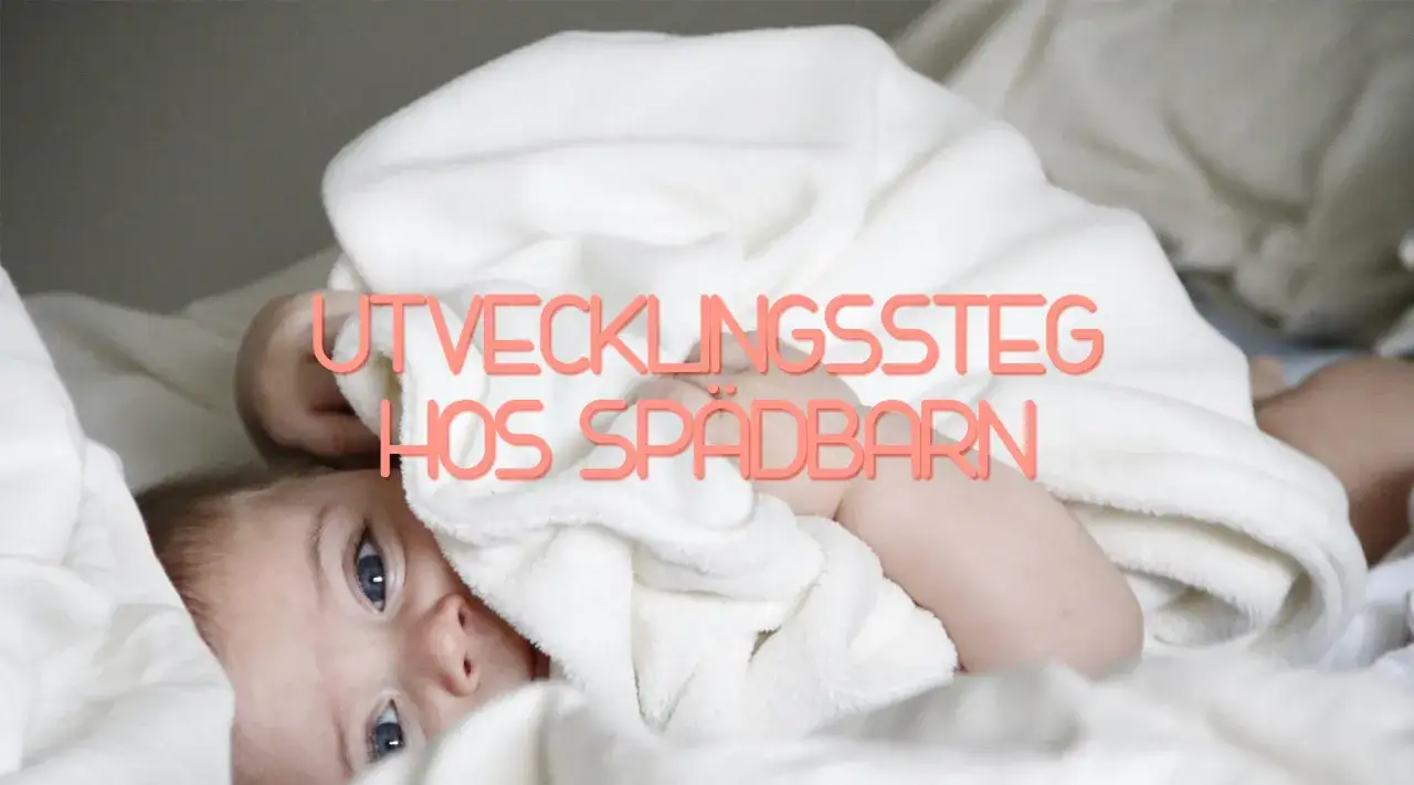 Ett litet barn med bl&aring; &ouml;gon tittar fram under en vit filt. Texten 