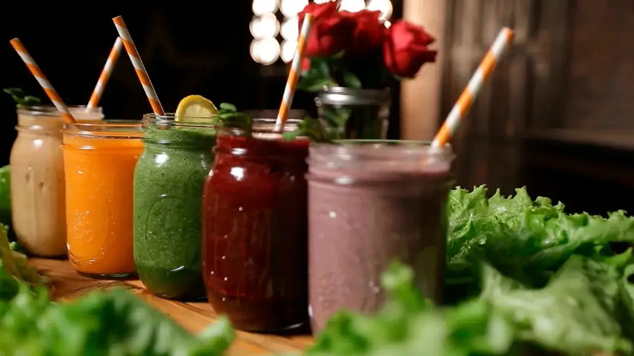 Fem f&auml;rgglada smoothies i glasburkar, redo f&ouml;r en bebis att njuta av. Gr&ouml;nt, orange, r&ouml;tt och lila.