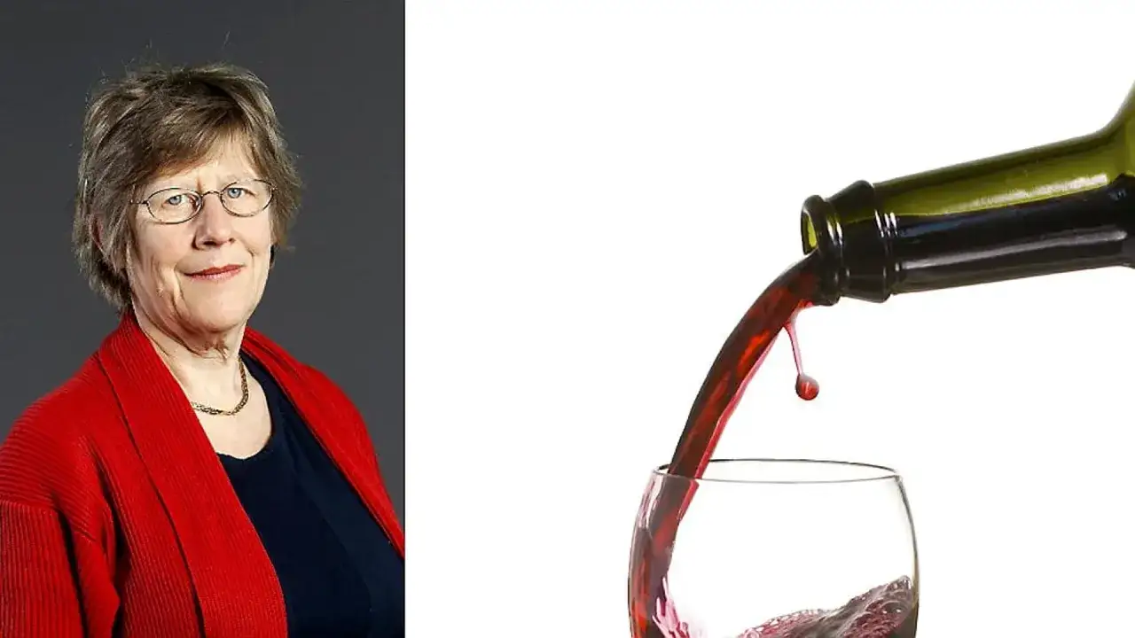 Kvinna med glasögon och röd kofta bredvid rött vin som hälls upp. Viktigt att undvika alkohol tidig graviditet.