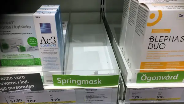 Hylla med läkemedel, bland annat för hemorrojder och ögonvård. En skylt visar "Springmask" som är ett läkemedel mot springmask.