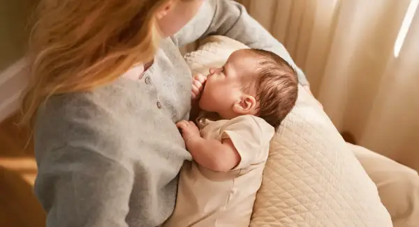 En 11 veckors bebis ammas av sin mamma.